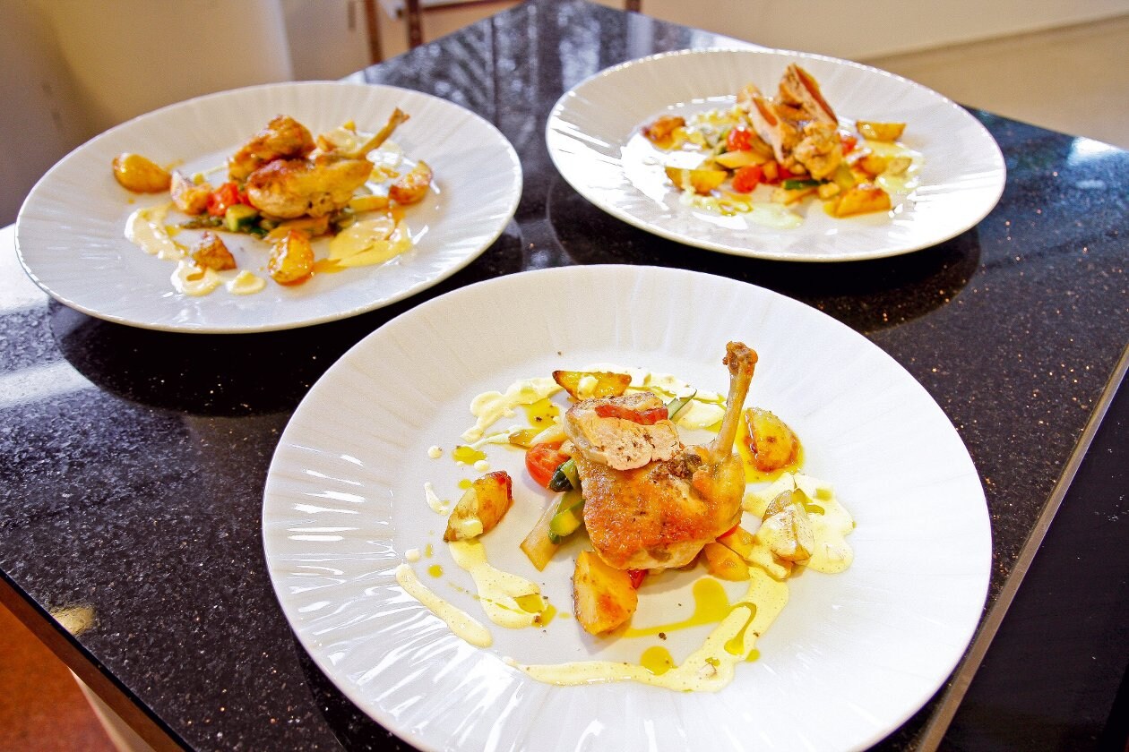 Gebratene Perlhuhnbrust mit Chorizo, Paprika-Chili-Kartoffeln, Spargel-Tomaten-Gemüse und Apfel-Hollandaise – Gebratene Perlhuhnbrust mit Chorizo, Paprika-Chili-Kartoffeln, Spargel-Tomaten-Gemüse und Apfel-Hollandaise –