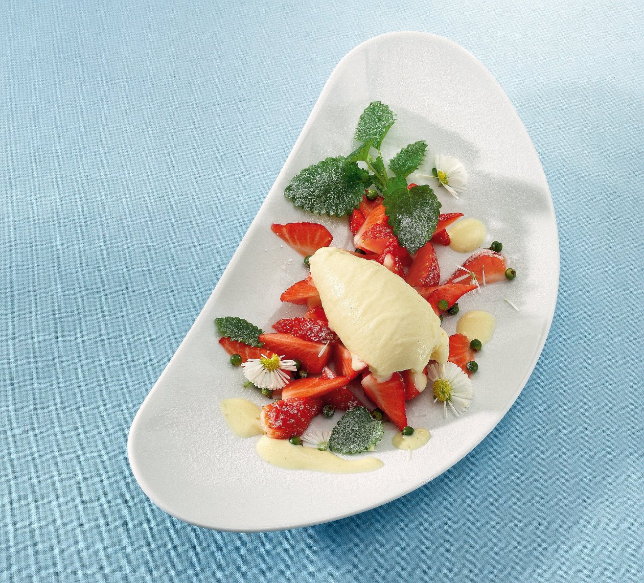 Spargeleis auf Pfeffererdbeeren und Vanillesauce – Spargeleis auf Pfeffererdbeeren und Vanillesauce –
