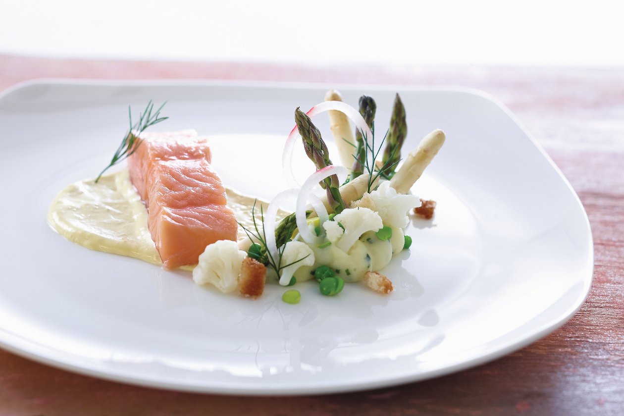 Gedämpfter Lachs mit Meerrettich-Hollandaise, Schnittlauchpüree, Spargel, Blumenkohl und Erbsen –  