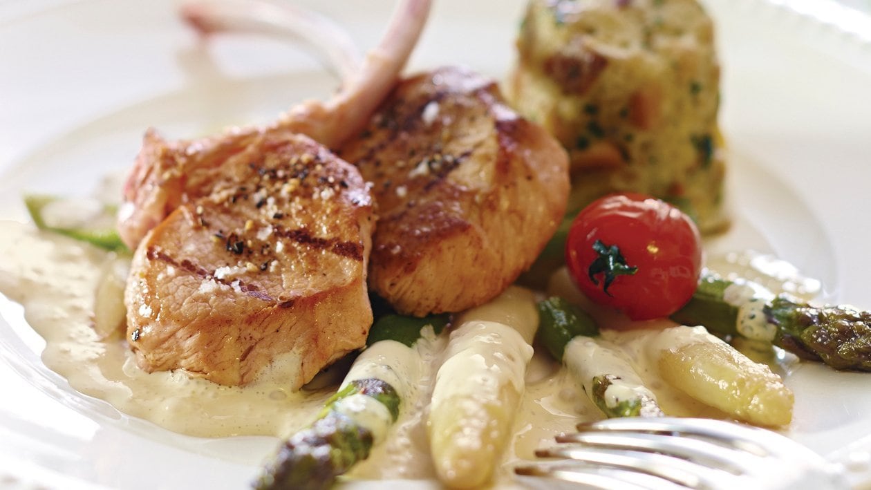 Spanferkelkotelett mit Spargel, Hollandaise &amp; Brezen-Soufflé