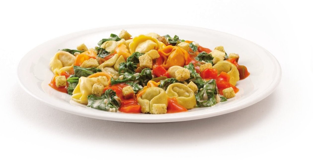 Tortelloni auf cremigem Blattspinat mit Tomatensauce Tortelloni auf cremigem Blattspinat mit Tomatensauce