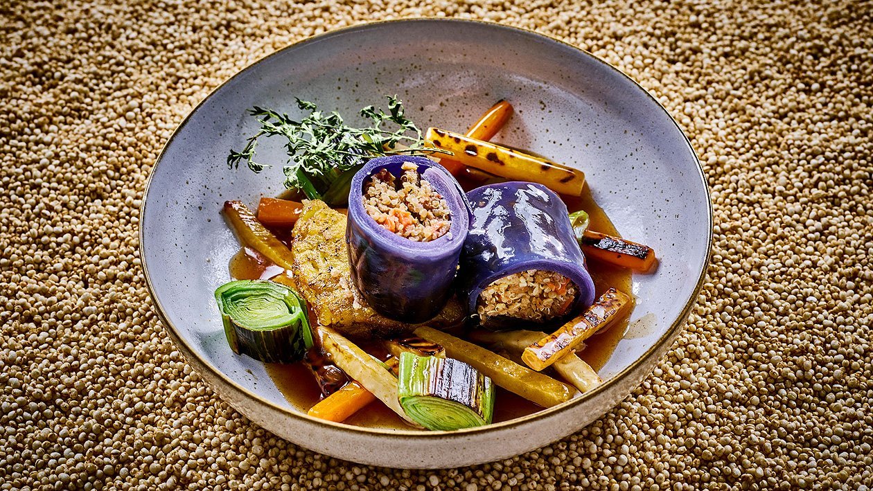 Krautwickel vom Rotkohl mit Quinoa und Wurzelgemüse &amp; Rösti