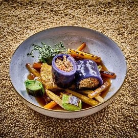 Geschmorte Krautwickel vom Rotkohl mit Quinoa und gebratenem Wurzelgemüse  und Rösti Geschmorte Krautwickel vom Rotkohl mit Quinoa und gebratenem Wurzelgemüse  und Rösti