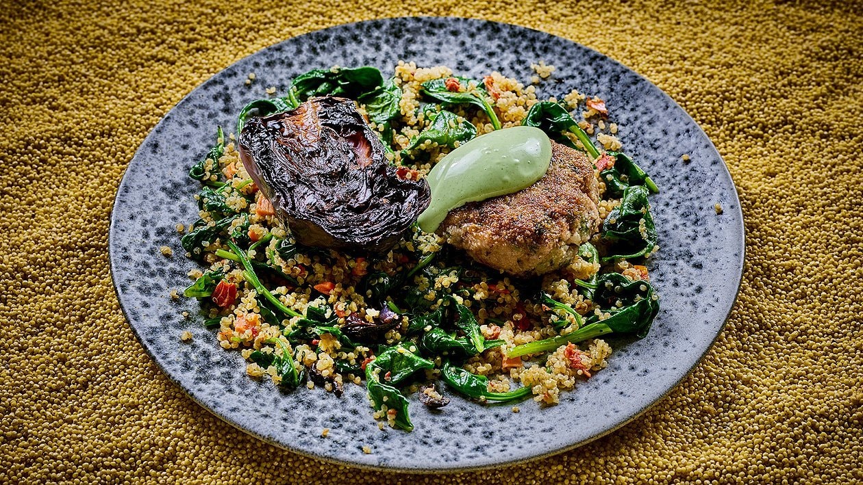 Rotkohl am Stück gegart, Spinat-Quinoa Salat und Frikadelle