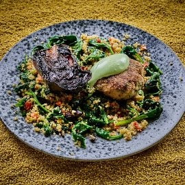 Geschmorter Rotkohl am Stück gegart, Spinat-Quinoa Salat und Frikadelle Geschmorter Rotkohl am Stück gegart, Spinat-Quinoa Salat und Frikadelle