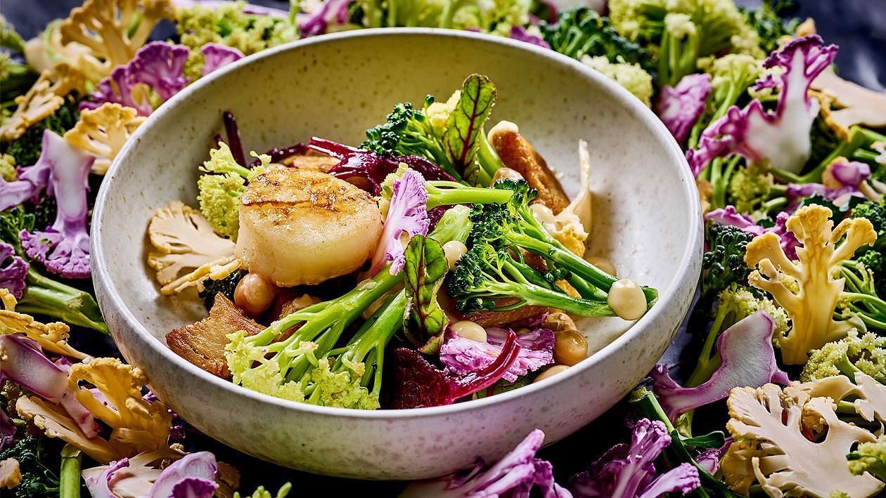 Lauwarmer Blütenkohl-Brokkoli-Salat mit roter Beete, Kichererbsencreme und Jacobsmuscheln