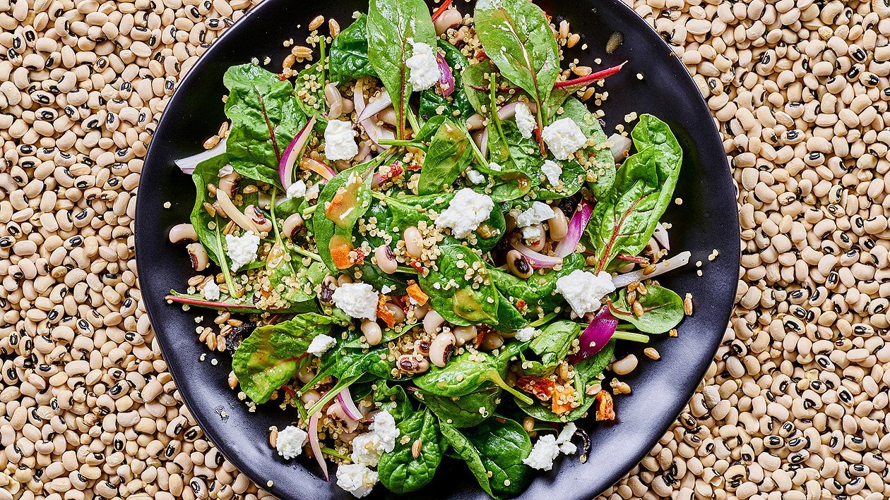 Spinat Augenbohnensalat mit Thain-Sojadressing gerösteter Karmuth und Feta Käse –  