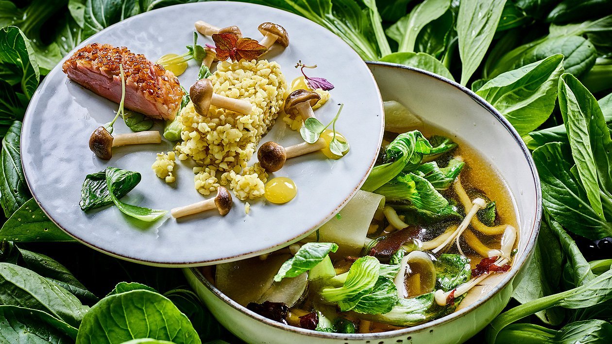Würzige Miso-Algensuppe mit Udon-Nudeln und Entenbrust Würzige Miso-Algensuppe mit Udon-Nudeln und Entenbrust