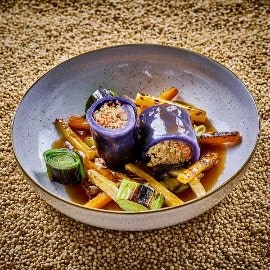 Geschmorte Krautwickel vom Rotkohl mit Quinoa und gebratenem Wurzelgemüse Geschmorte Krautwickel vom Rotkohl mit Quinoa und gebratenem Wurzelgemüse