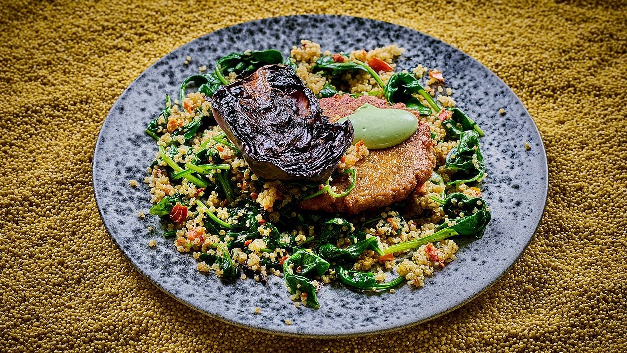 Geschmorter Rotkohl am Stück gegart, Spinat-Quinoa Salat –  