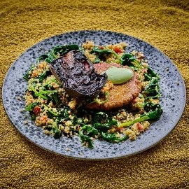 Geschmorter Rotkohl am Stück gegart, Spinat-Quinoa Salat Geschmorter Rotkohl am Stück gegart, Spinat-Quinoa Salat