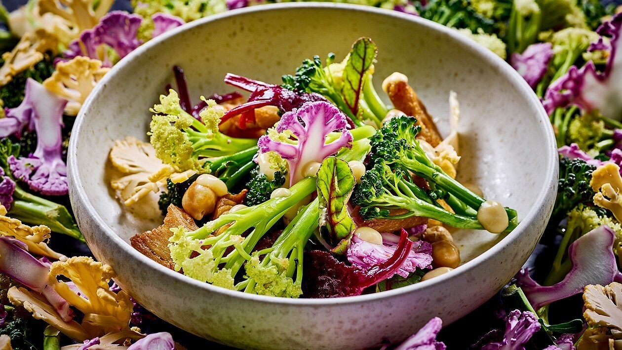 Lauwarmer Blütenkohl-Brokkoli-Salat mit roter Beete und Kichererbsencreme –  