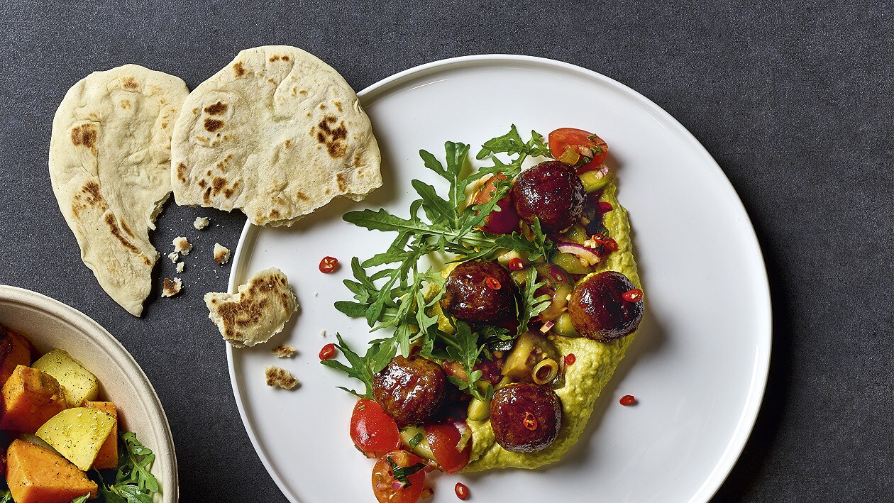 Hackbällchen mit Hummus und Naan –  