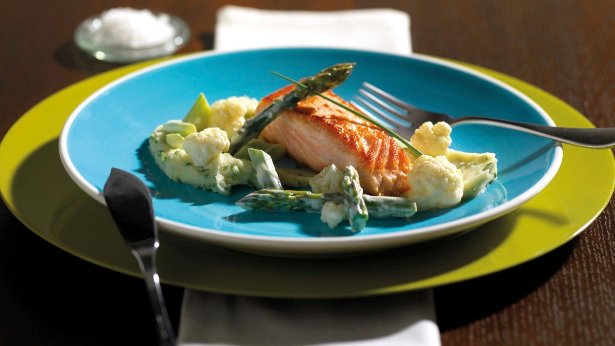 Gebratener Lachs mit Meerrettich-Hollandaise, Schnittlauchpüree, Spargel, Blumenkohl – Gebratener Lachs mit Meerrettich-Hollandaise, Schnittlauchpüree, Spargel, Blumenkohl –