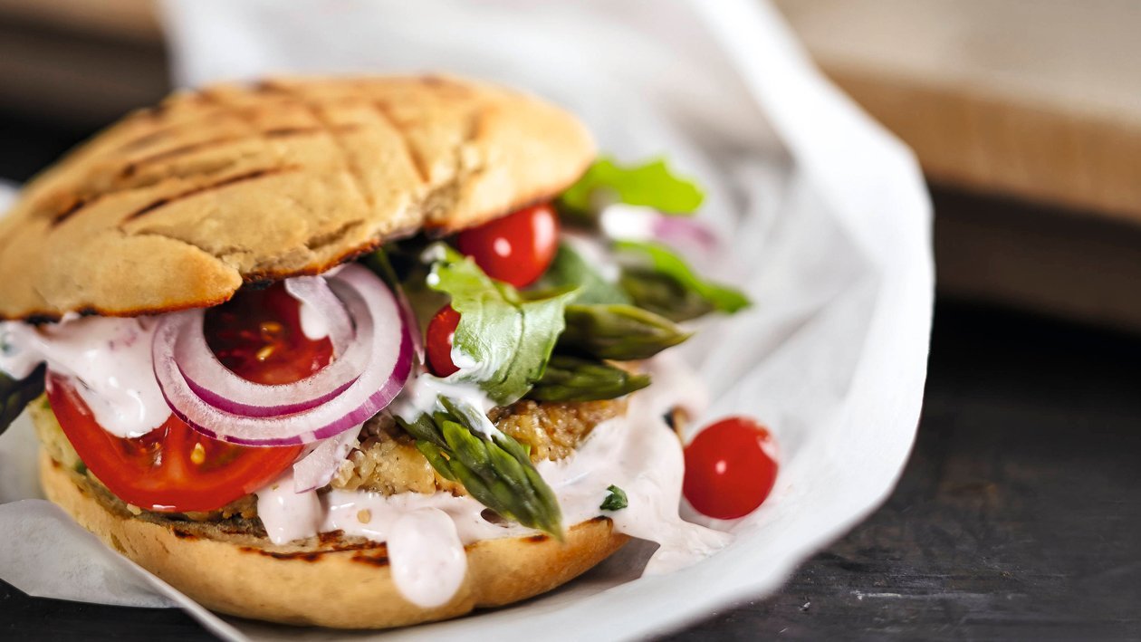 Spargel Burger mit Vegetarischem Patty, Veganer Mayo – Spargel Burger mit Vegetarischem Patty, Veganer Mayo –