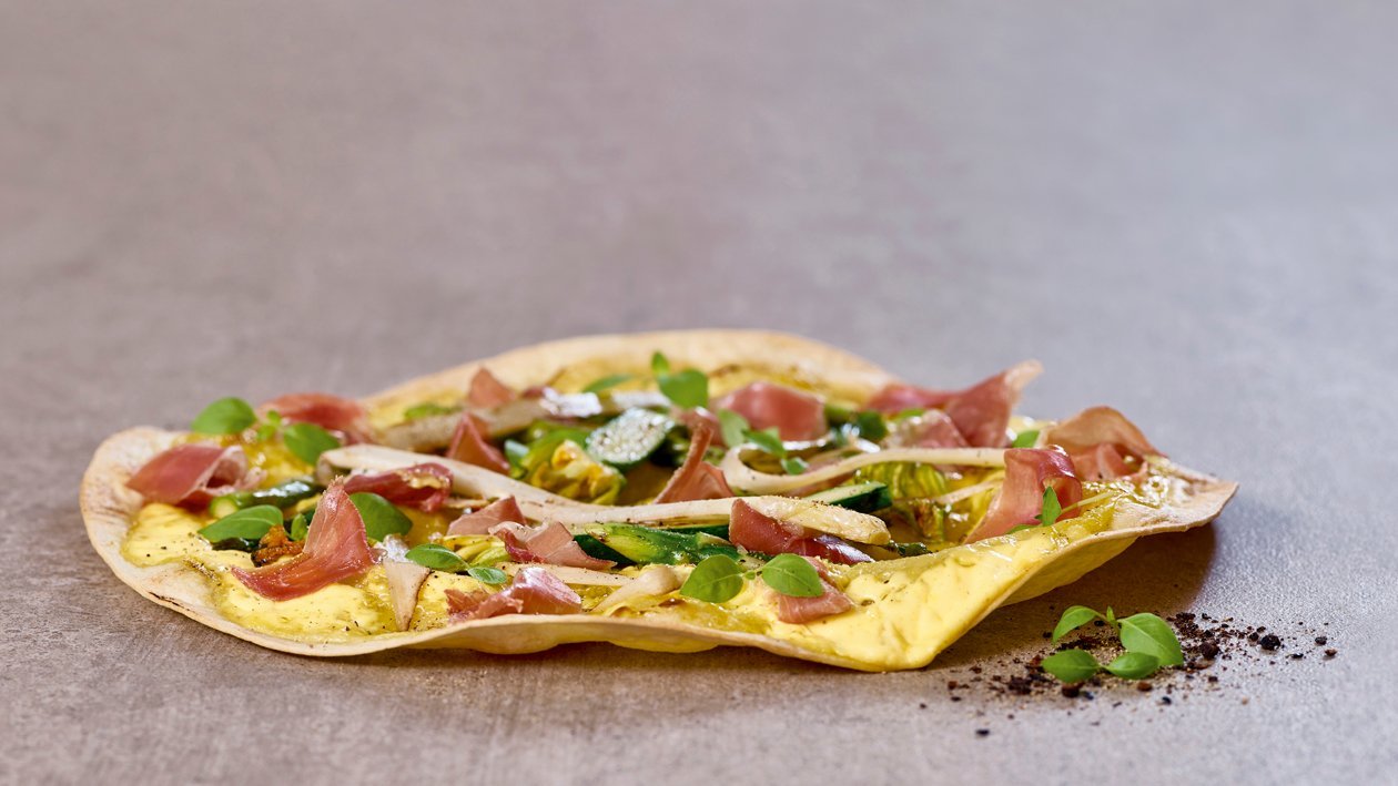 Flammkuchen mit Spargel, Frischkäse und Zucchiniblüten – Flammkuchen mit Spargel, Frischkäse und Zucchiniblüten –