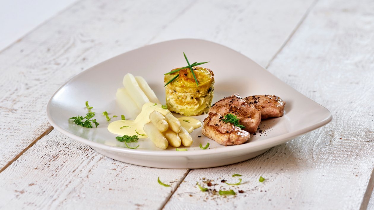 Spargel mit gebratenem Schweinefilet und Kartoffelgratin Spargel mit gebratenem Schweinefilet und Kartoffelgratin