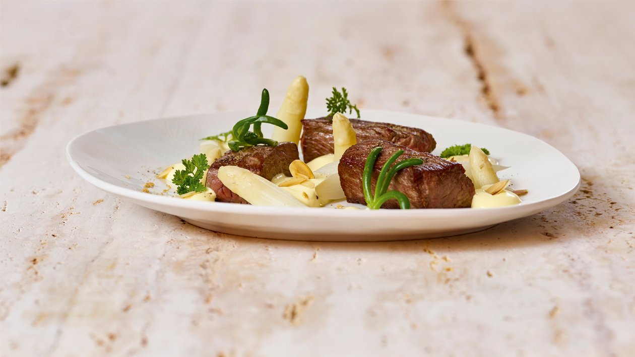 Spargel mit Rindsfilet und gerösteten Mandeln – Spargel mit Rindsfilet und gerösteten Mandeln –