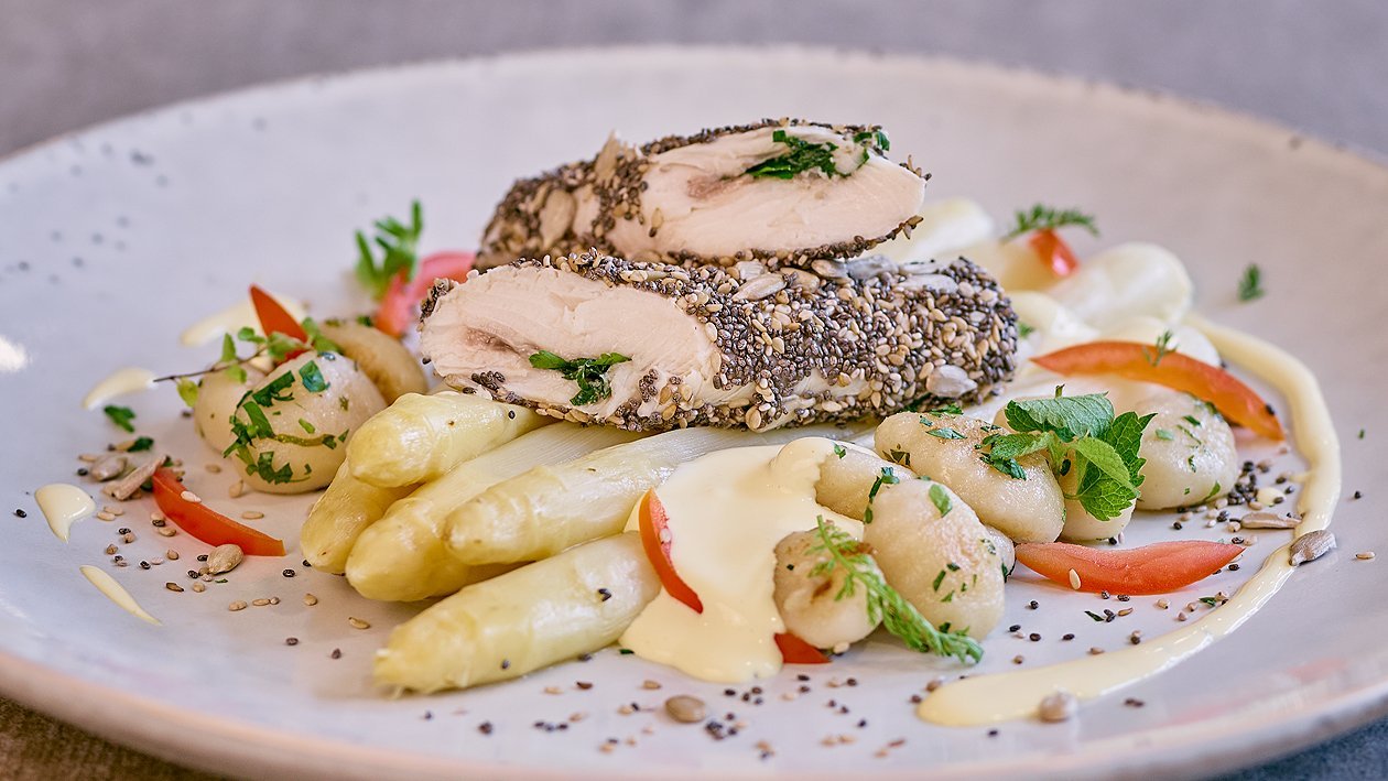 Forellenfilet, Sesam, Chia, Spargel und Hollandaise