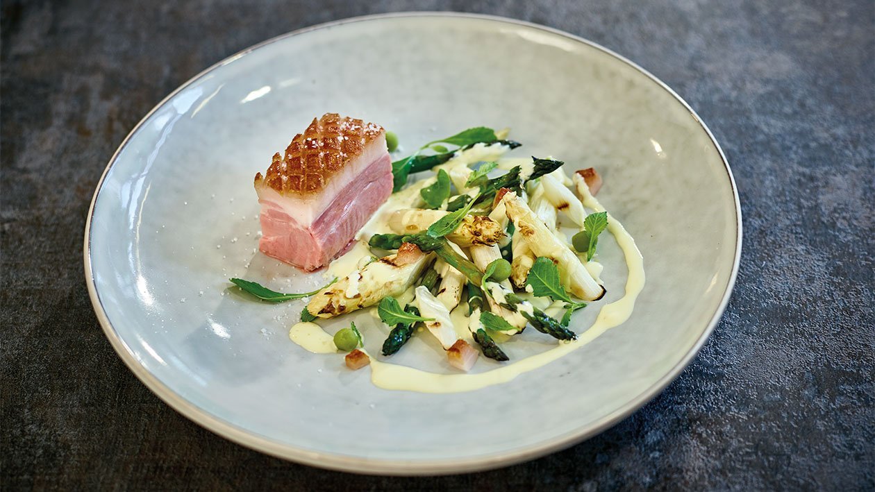 Knuspriger Schweinebauch auf Spargelragout – Knuspriger Schweinebauch auf Spargelragout –