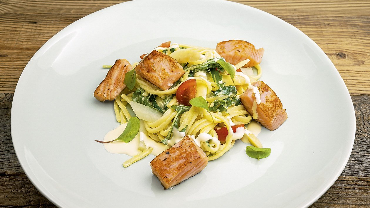 Pasta mit Spargel und Lachs in einer leckeren Sahnesoße