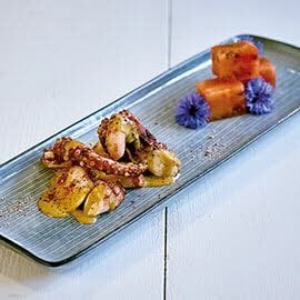 Pulpo mit Thai Curry-Hollandaise und Wassermelone Pulpo mit Thai Curry-Hollandaise und Wassermelone