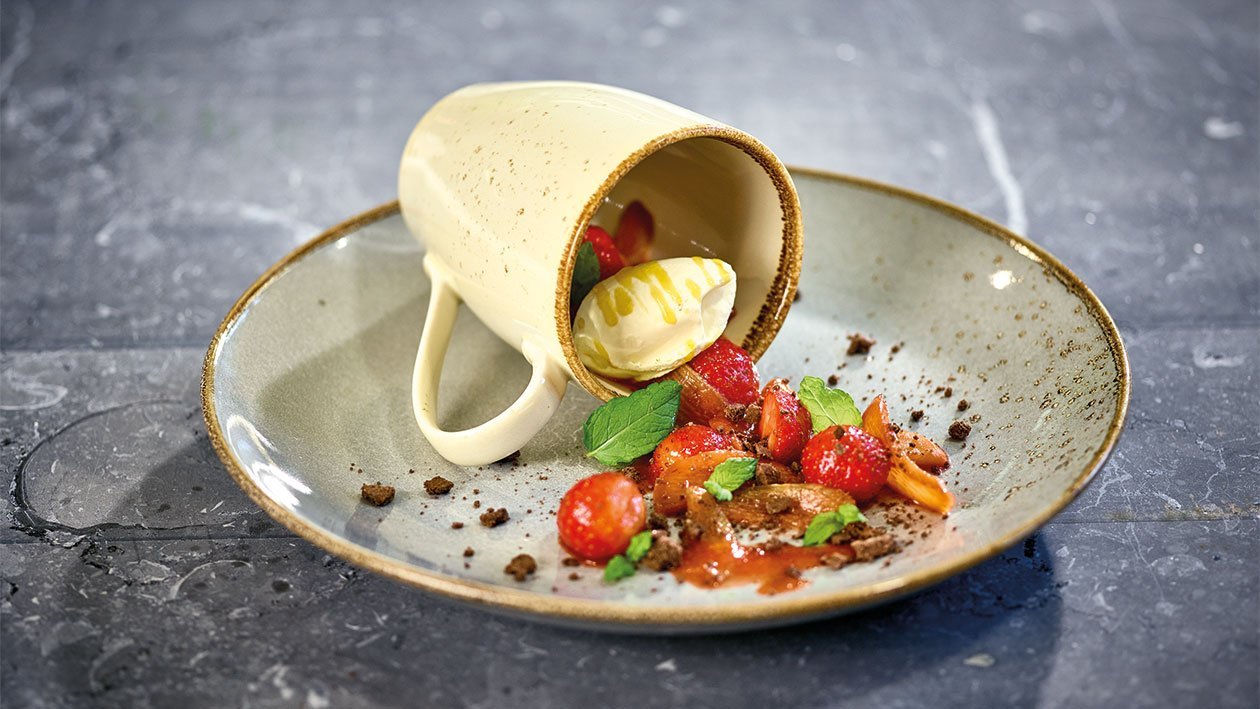 Rhabarber-Erdbeerkompott mit Crème Brûlée Eis – Rhabarber-Erdbeerkompott mit Crème Brûlée Eis –