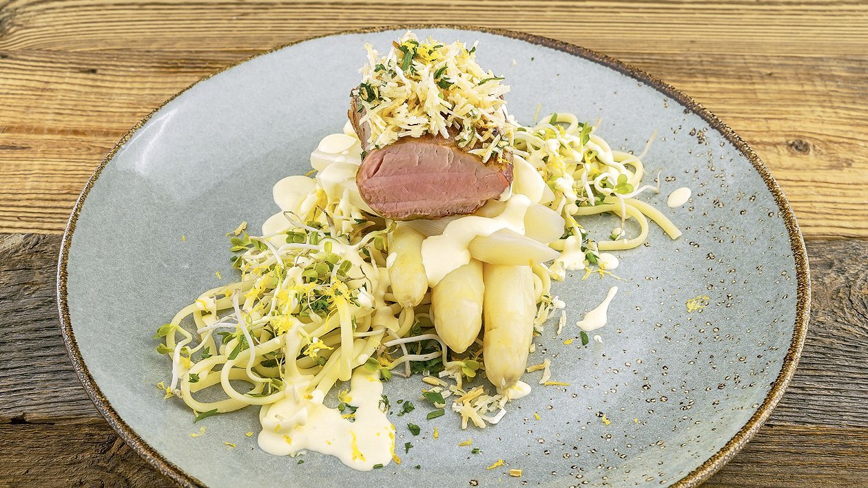 Schweinefilet mit Kräuterkruste, Spargel und Spaghetti