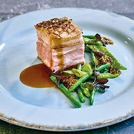 Spanferkelrücken mit Senf-Birnen Jus und grünen Bohnen