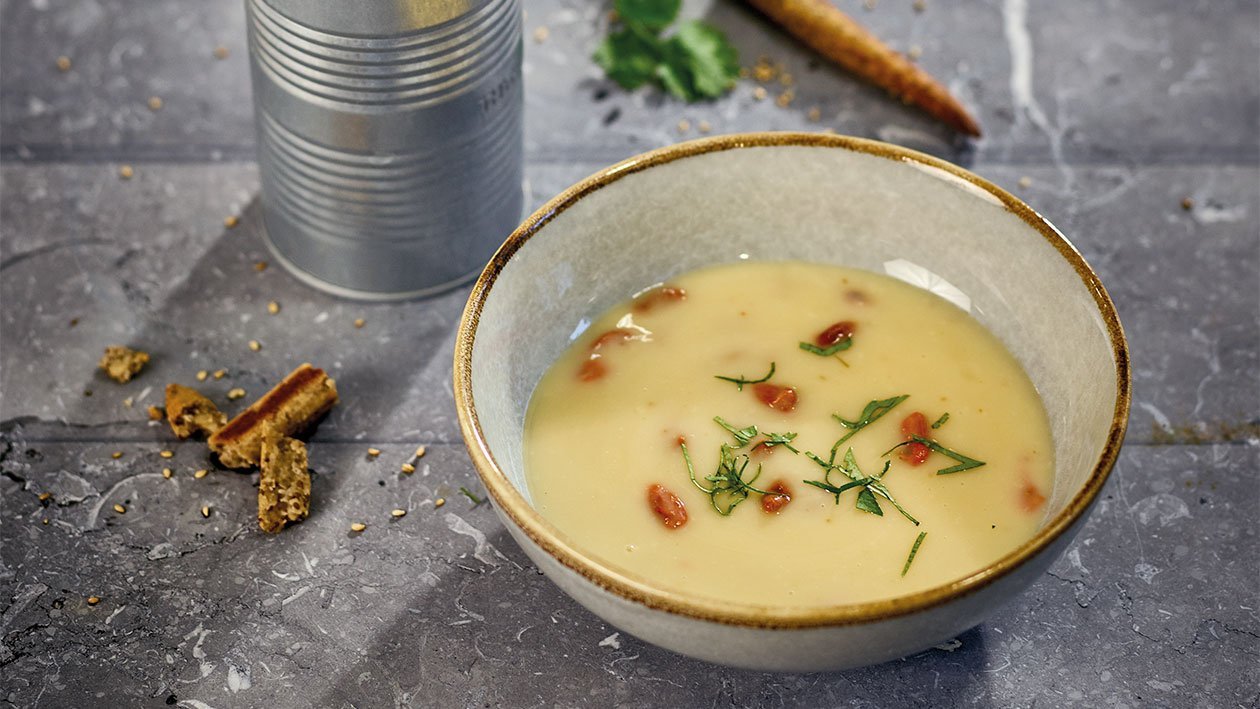 Spargel Cremesuppe mit Goji-Beeren