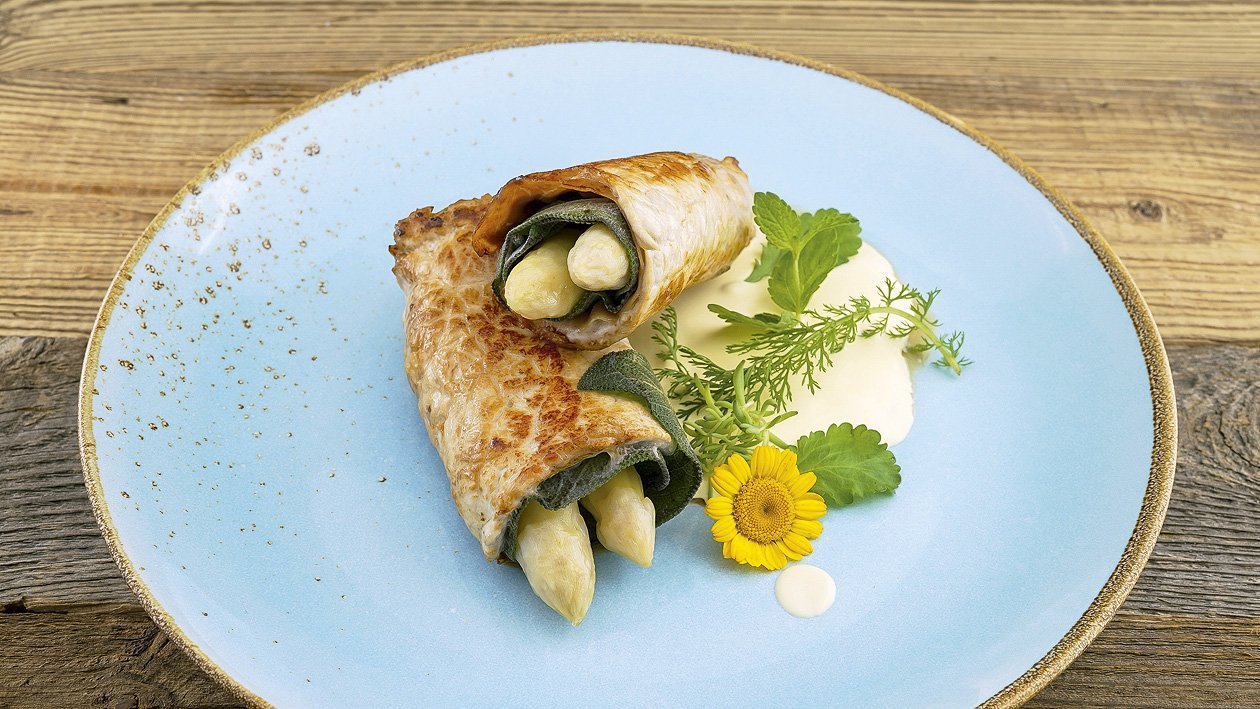 Spargel-Involtini mit Frühlingskräuter-Hollandaise – Spargel-Involtini mit Frühlingskräuter-Hollandaise –