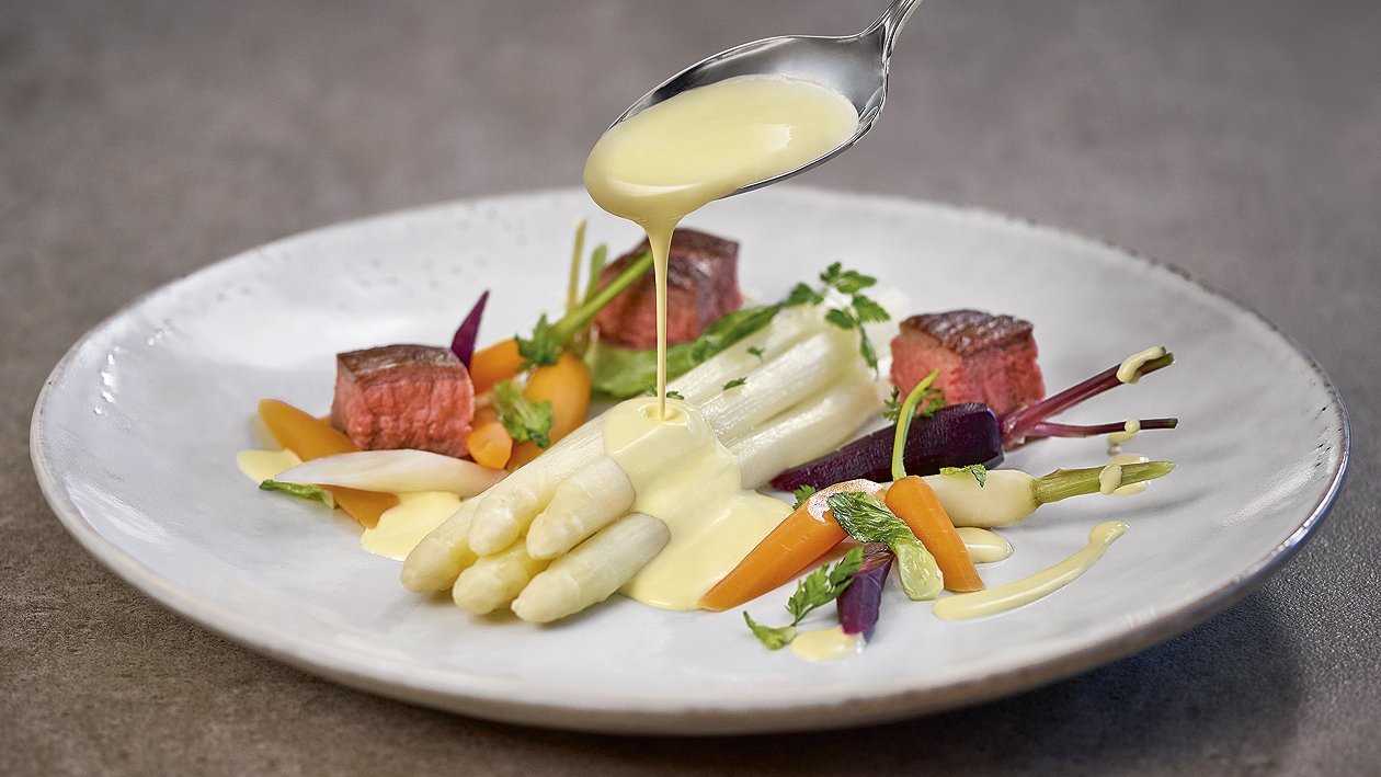 Spargel und Flanksteak mit Karotten und Frühlingslauch – Spargel und Flanksteak mit Karotten und Frühlingslauch –