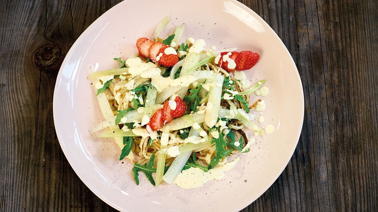 Spargelsalat mit Crêpes, Erdbeeren und Rhabarber – Spargelsalat mit Crêpes, Erdbeeren und Rhabarber –