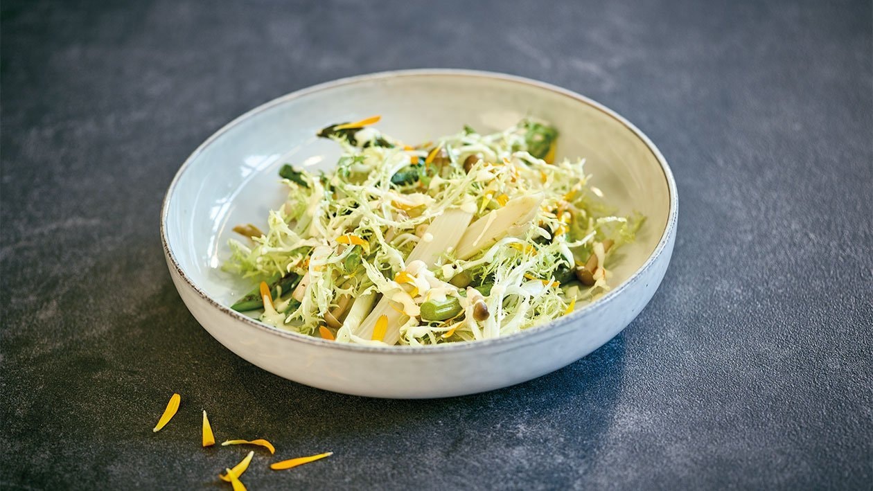 Spargelsalat mit Hollandaise und Limonen-Dressing.