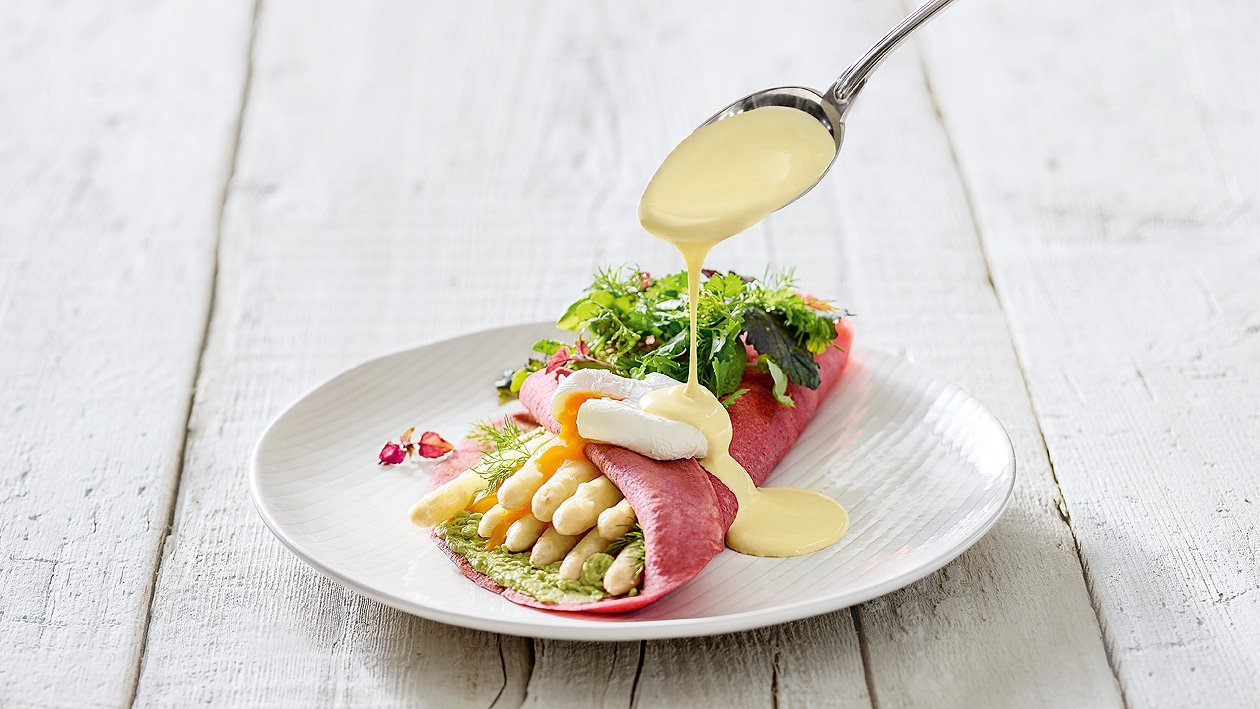 Spargel im Rote-Beete-Crêpe mit pochiertem Ei – Spargel im Rote-Beete-Crêpe mit pochiertem Ei –