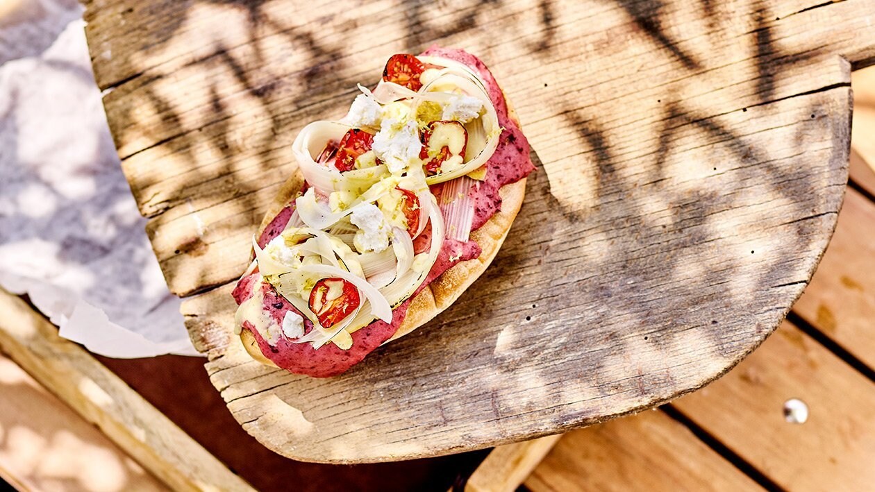 Focaccia mit Mus von der Nierenbohne, getrocknete Tomaten, Zitronenabrieb, Ziegenfrischkäse und Parmesan-Hollandaise – Focaccia mit Mus von der Nierenbohne, getrocknete Tomaten, Zitronenabrieb, Ziegenfrischkäse und Parmesan-Hollandaise –