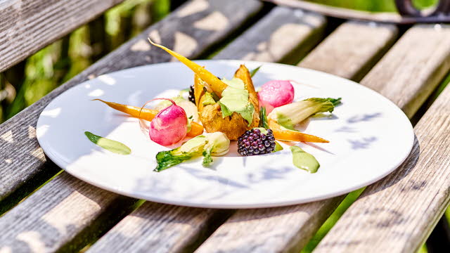 Gemüse Chaos: Grill Batate mit verschieden Gemüse aus dem Frühjahrsbeet und geschäumter Spinat
