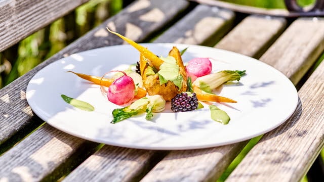 Gemüse Chaos: Grill Batate mit verschieden Gemüse aus dem Frühjahrsbeet und geschäumter Spinat – Gemüse Chaos: Grill Batate mit verschieden Gemüse aus dem Frühjahrsbeet und geschäumter Spinat –