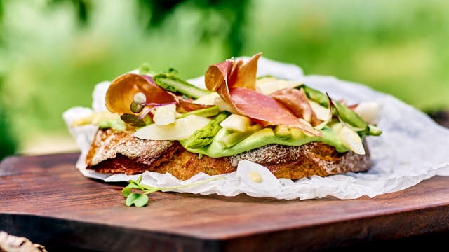 Spargelfeld Stulle: Kartoffelbrot, Petersilienaufstrich, lauwarmer Spargelsalat mit luftgetrocknetem Schinken –  