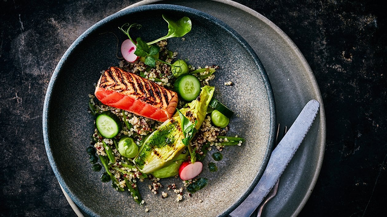 Quinoa Salat mit mariniertem Lachs, Lime-Koriander Vinaigrette, Avocado-Creme und grilliertem Römer-Herz –  