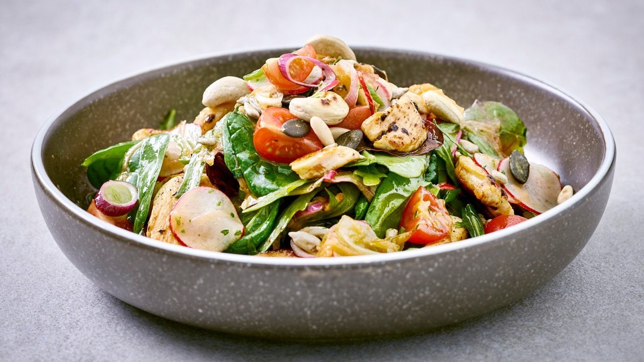 Gemischter Blattsalat mit Hähnchenstreifen kombiniert.