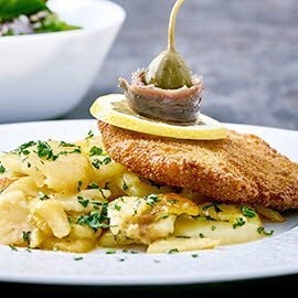 Schnitzel "Wiener Art" mit Bratkartoffeln und Salat Schnitzel "Wiener Art" mit Bratkartoffeln und Salat