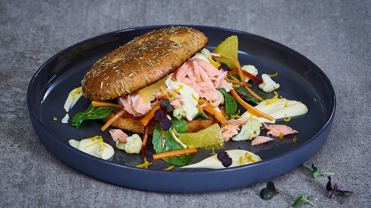 Pulled Lachs Burger mit Orangen - Hollandaise und Blumenkohl - Möhrensalat –  