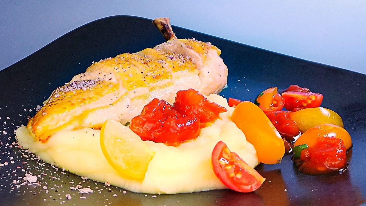 Gebratenes Hähnchen mit Kartoffelstampf und Tomatensalsa –  