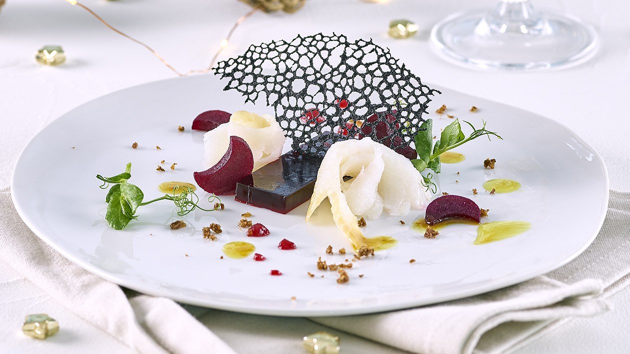 Geräucherter Heilbutt, fermentierten roten Rüben, Safranöl und Korallenchips –  