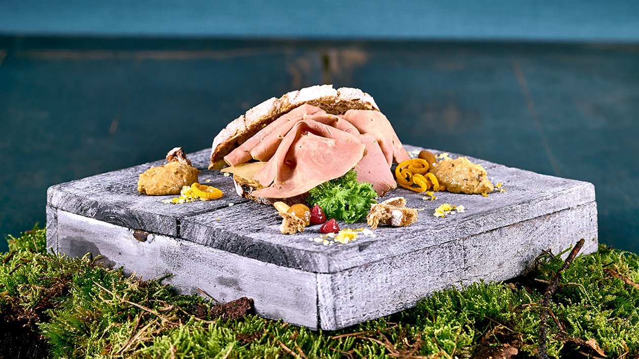 Hausgemachter Entenbrustschinken, Eierschwammerlsenf, Hagebutten-Kirschgel und Birnen-Walnussbrot –  