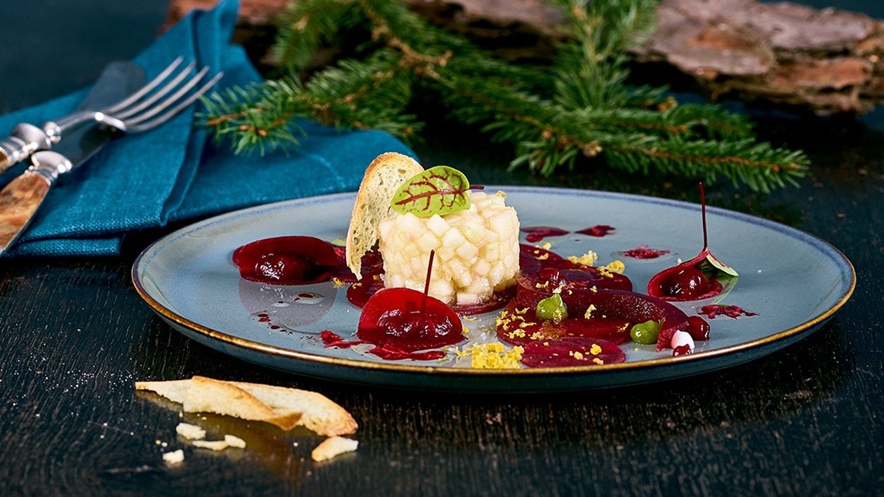 Rote Rüben-Carpaccio mit Apfeltartar, Gurke gebeizter Eidotter –  