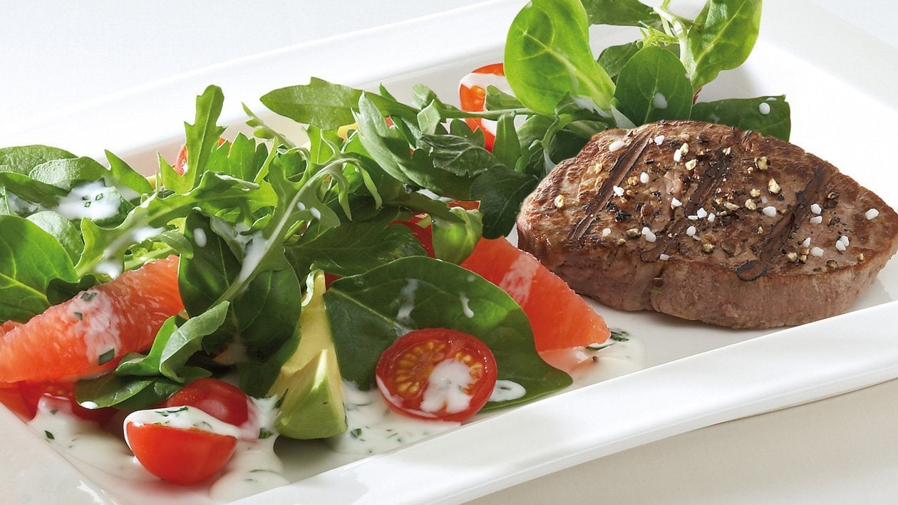 Rucola-Spinat-Salat mit Avocado, Grapefruit und Steak