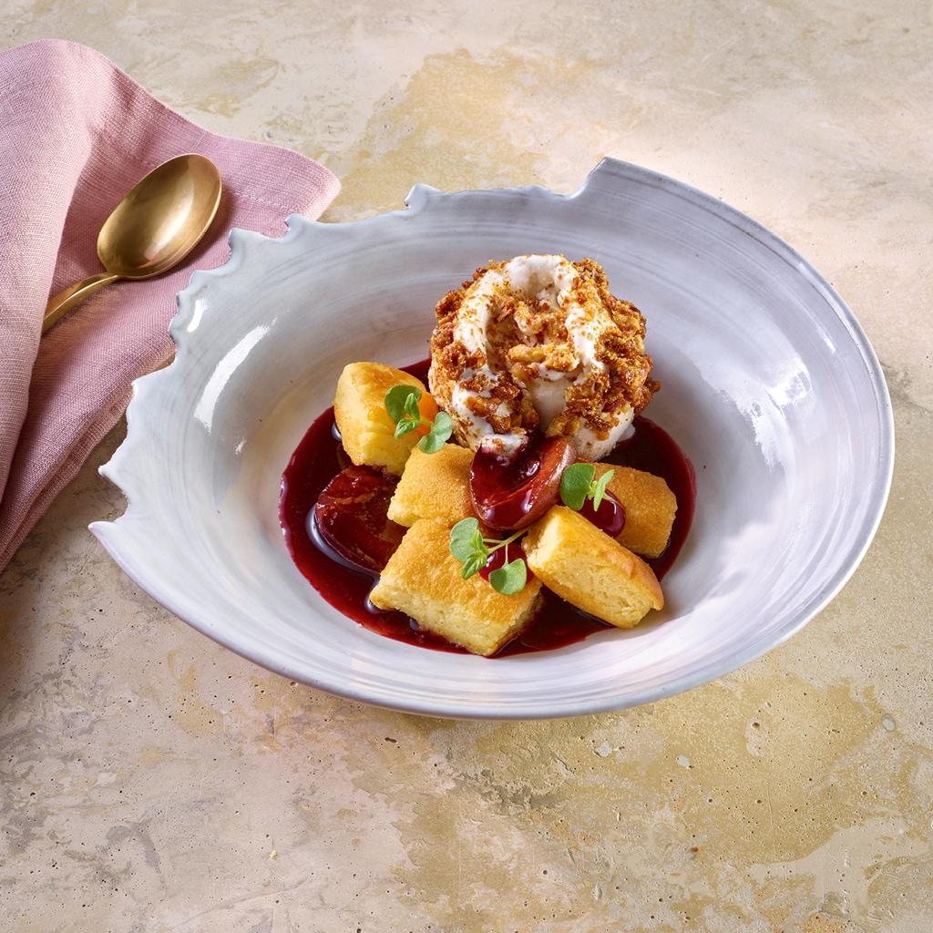 Walnuss-Schneebälle auf Kaiserschmarrn und Portwein Zwetschgen Walnuss-Schneebälle auf Kaiserschmarrn und Portwein Zwetschgen