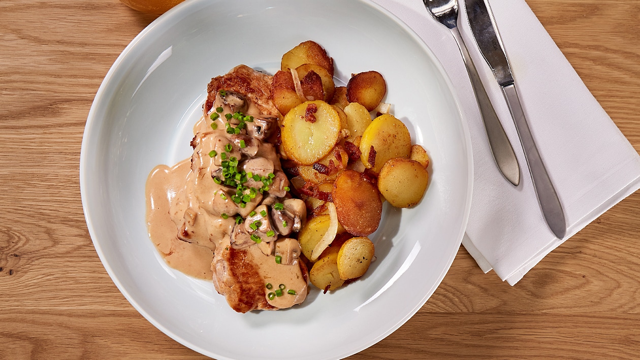 Natur Schnitzel mit Bratkartoffeln, Pilzrahmsauce und Beilagen Salat –  